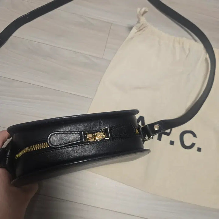 [BUNJANG] A.P.C Half Moon Mini Crossbody Bag / A.P.C 아페쎄 하프문미니 블랙 가방 크로스백
