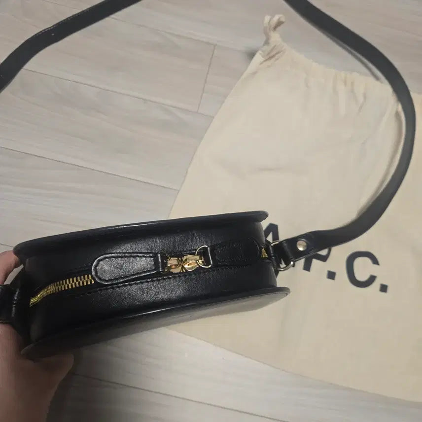 [BUNJANG] A.P.C Half Moon Mini Crossbody Bag / A.P.C 아페쎄 하프문미니 블랙 가방 크로스백