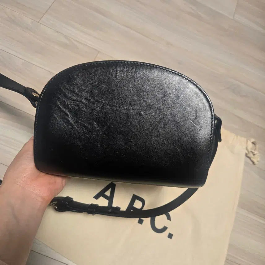[BUNJANG] A.P.C Half Moon Mini Crossbody Bag / A.P.C 아페쎄 하프문미니 블랙 가방 크로스백