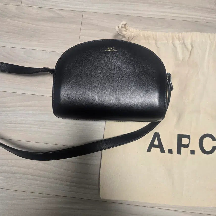 [BUNJANG] A.P.C Half Moon Mini Crossbody Bag / A.P.C 아페쎄 하프문미니 블랙 가방 크로스백
