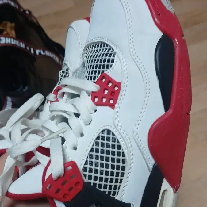 [BUNJANG] Nike Air Jordan 4 Fire Red Sneakers / 나이키 에어 조던4 파이어. 레드  화이트/레드  255mm