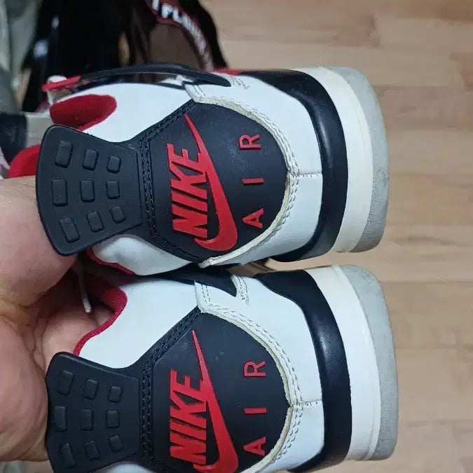 [BUNJANG] Nike Air Jordan 4 Fire Red Sneakers / 나이키 에어 조던4 파이어. 레드  화이트/레드  255mm