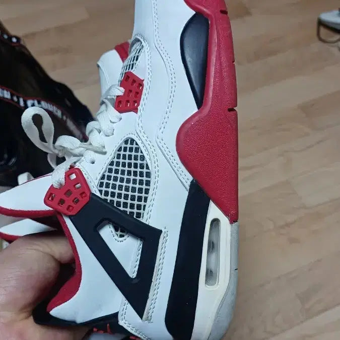 [BUNJANG] Nike Air Jordan 4 Fire Red Sneakers / 나이키 에어 조던4 파이어. 레드  화이트/레드  255mm