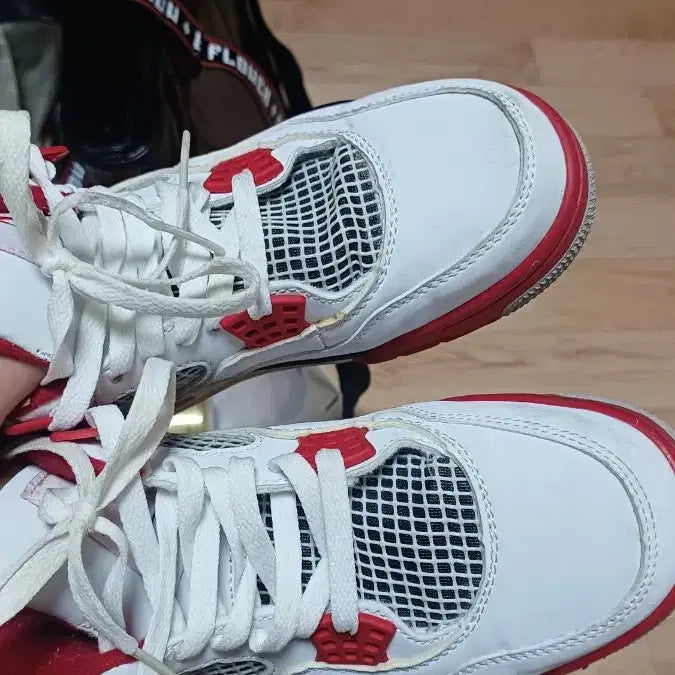 [BUNJANG] Nike Air Jordan 4 Fire Red Sneakers / 나이키 에어 조던4 파이어. 레드  화이트/레드  255mm