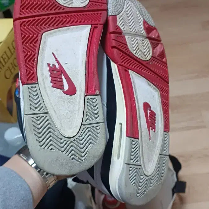 [BUNJANG] Nike Air Jordan 4 Fire Red Sneakers / 나이키 에어 조던4 파이어. 레드  화이트/레드  255mm