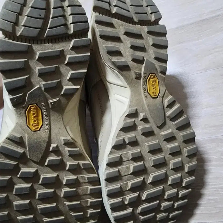[BUNJANG] Kolon Sport Gore-Tex Trekking Shoes / 코오롱스포츠 고어텍스 트레킹화