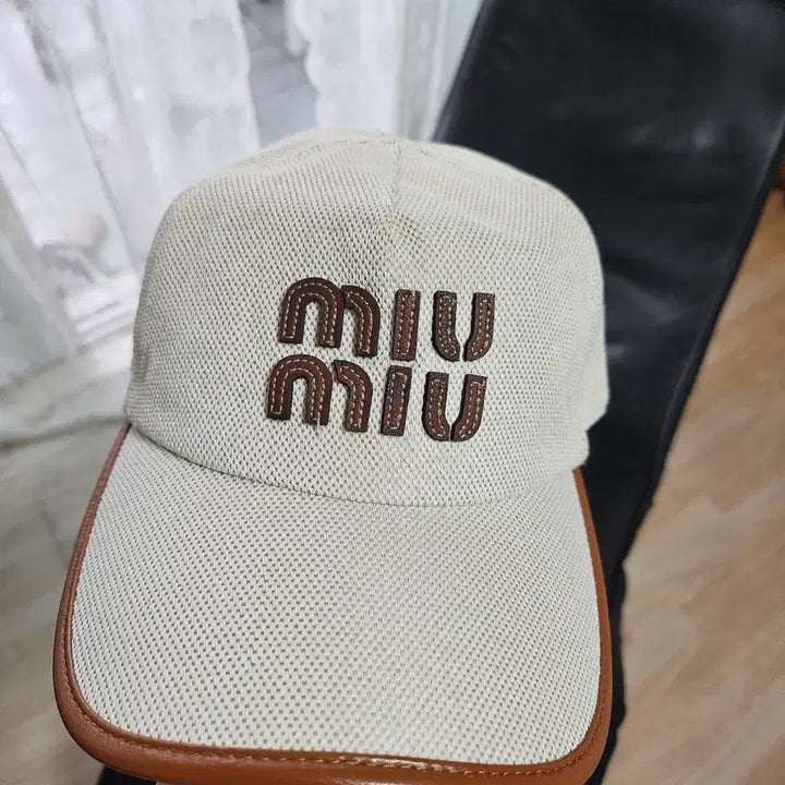 [SOLD OUT] 미우미우 볼캡 모자 아이보리