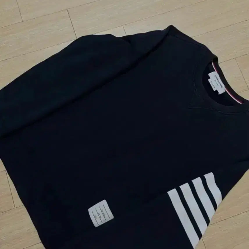 [SOLD OUT] [오케이몰/2size] 톰브라운 사선완장 네이비 2사이즈 맨투맨 오케이몰