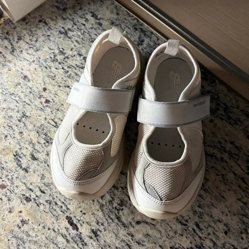 [BUNJANG] New Balance Breeze SD2202 White Sandals 230 / 뉴발란스 브리즈 SD2202 화이트 샌들 230