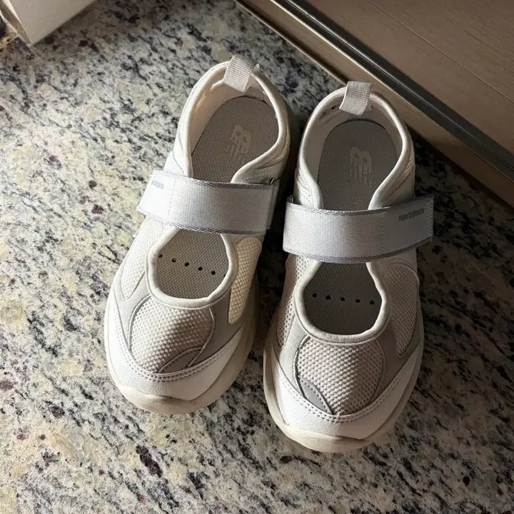 [BUNJANG] New Balance Breeze SD2202 White Sandals 230 / 뉴발란스 브리즈 SD2202 화이트 샌들 230
