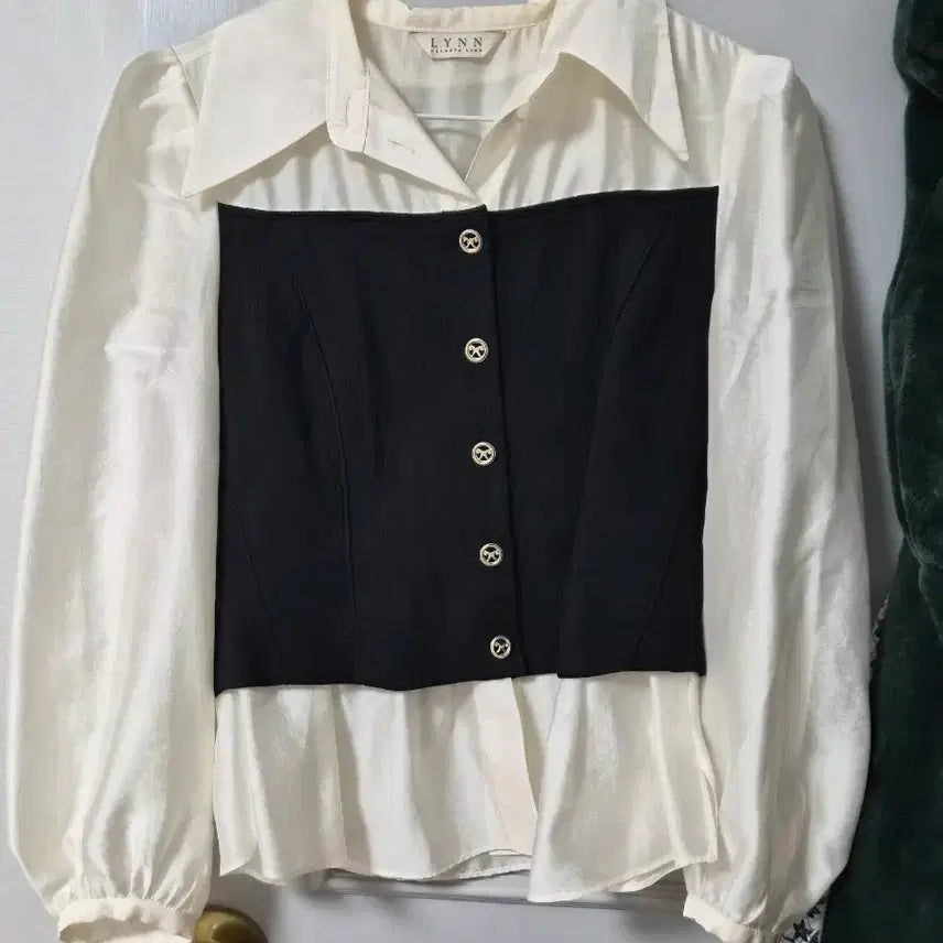 [BUNJANG] LYNN Color Block Blouse / LYNN 린 배색 블라우스