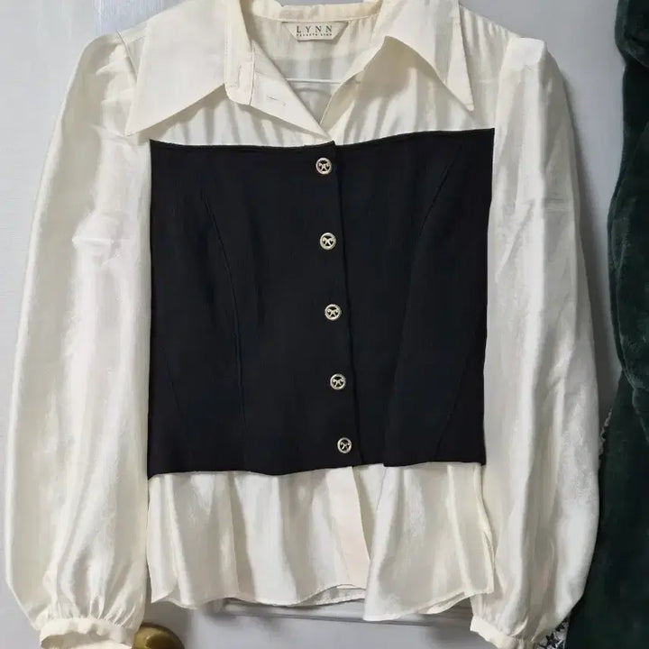 [BUNJANG] LYNN Color Block Blouse / LYNN 린 배색 블라우스