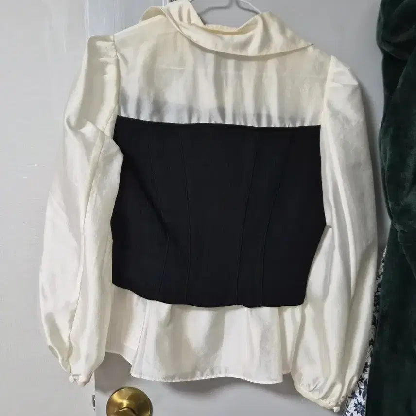 [BUNJANG] LYNN Color Block Blouse / LYNN 린 배색 블라우스