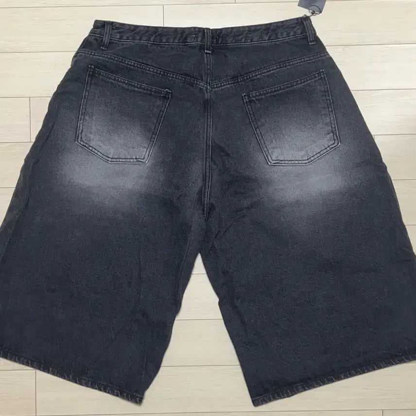 [SOLD OUT] [미착용 새상품] 니치스 버뮤다팬츠 차콜 워싱 블랙 L
