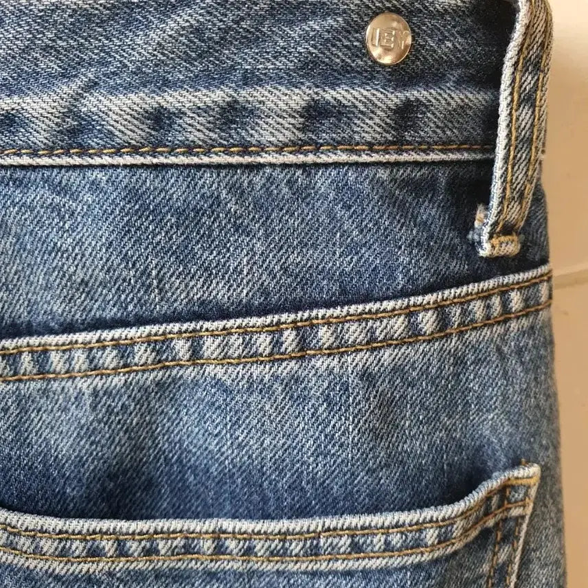 [BUNJANG] IEY Wide Fit Washed Mid-Blue Denim Pants / [IEY] 이에이 와이드핏 워싱 중청 데님 팬츠 L (32~34)