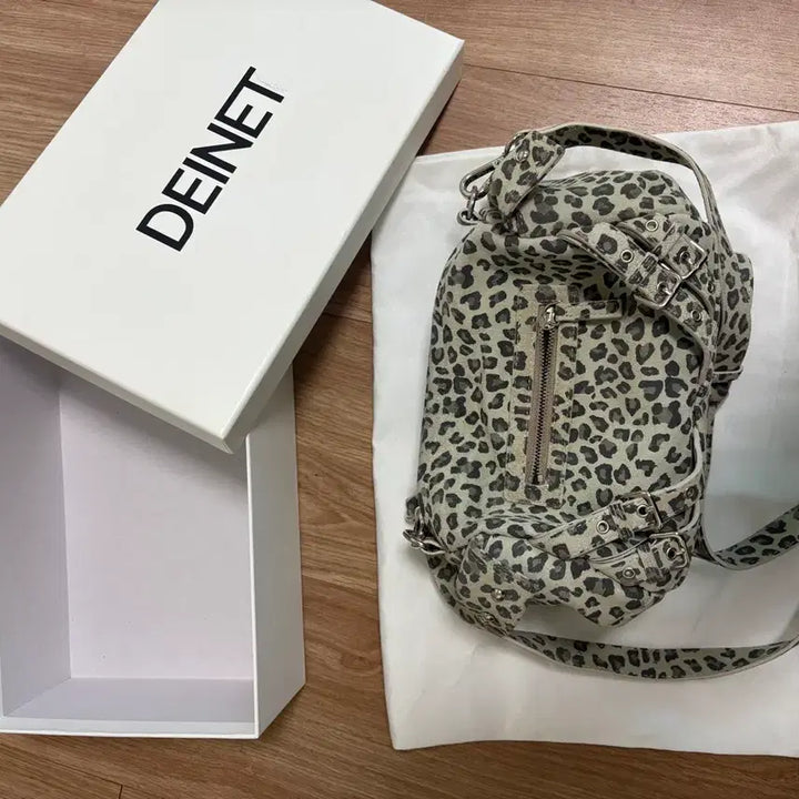 [BUNJANG] Dainit Leopard Shoulder Bag / 다이닛 레오파드 숄더백