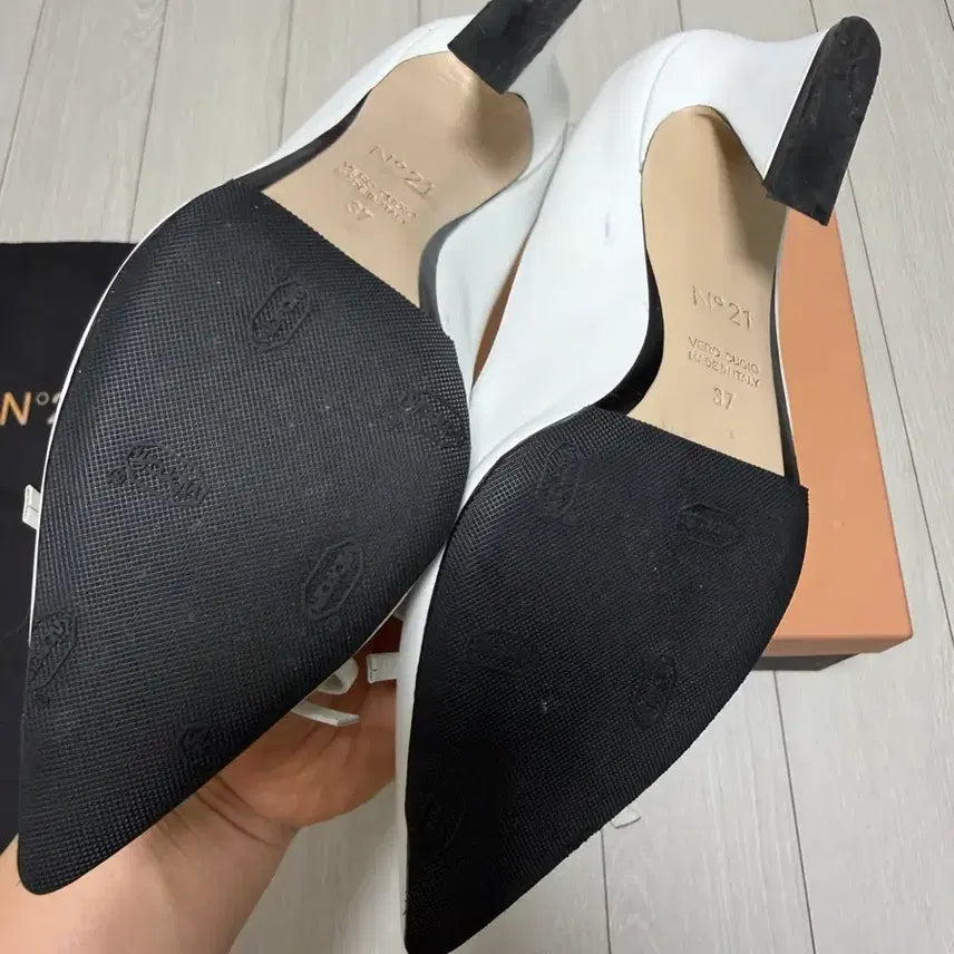 [SOLD OUT] N21 펌프스 37사이즈