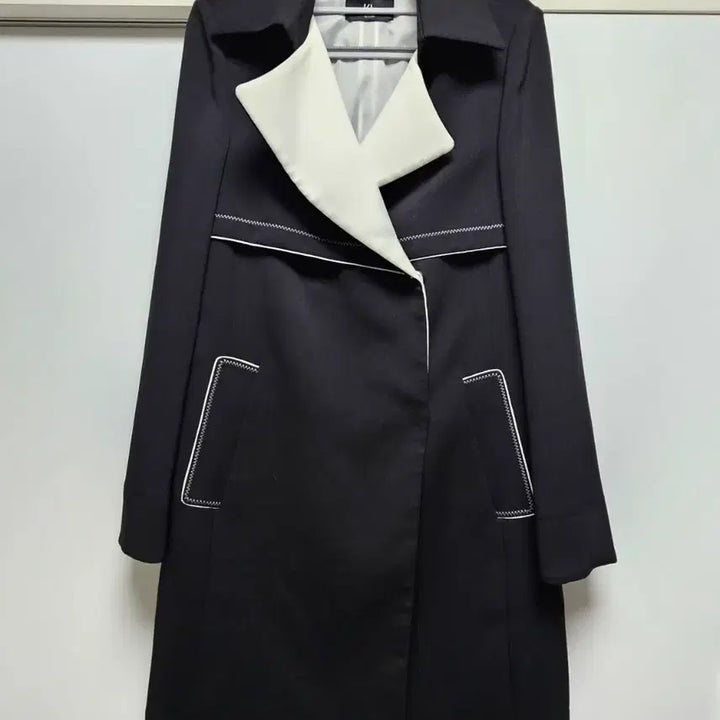 [BUNJANG] KL by Lynn Black and White Color Block Coat / kl by lynn 케이엘 바이 린 블랙 화이트 배색 코트 봄가을코트