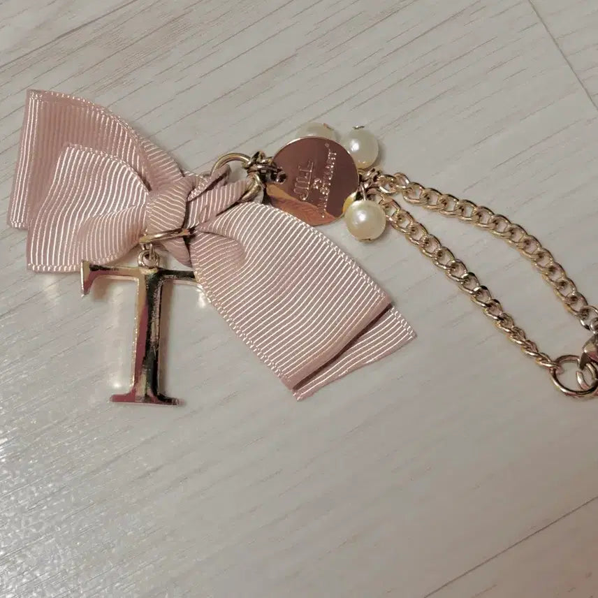 [BUNJANG] Jill by Jill Stuart Initial T Charm Keyring / 질바이질스튜어트 리본 이니셜 키링 t 챰 오시카츠 양산형 지뢰계 스나계