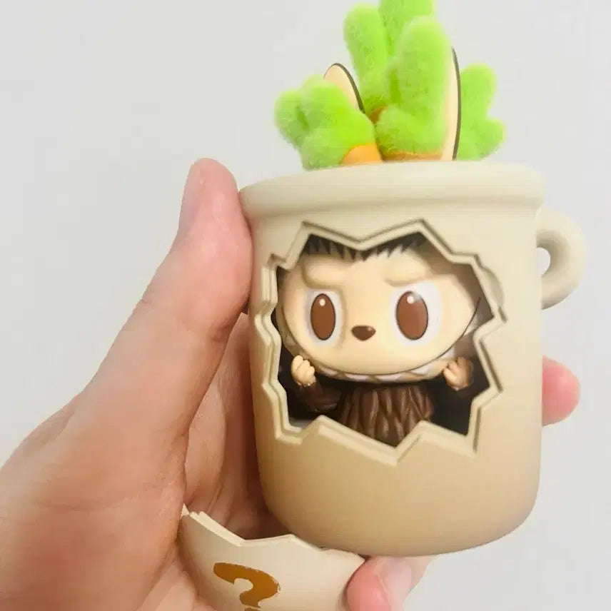 [BUNJANG] Popmart Labubu Awkward Operation Flowerpot Figure / 팝마트 라부부 어설픈작전 화분 팝니다