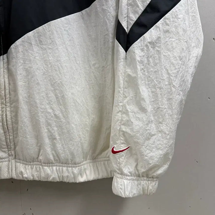 [BUNJANG] Nike Big Swoosh Woven Windbreaker Jacket (White/Black) / 남성 M~L / 나이키 빅스우시 우븐 바람막이 흰검
