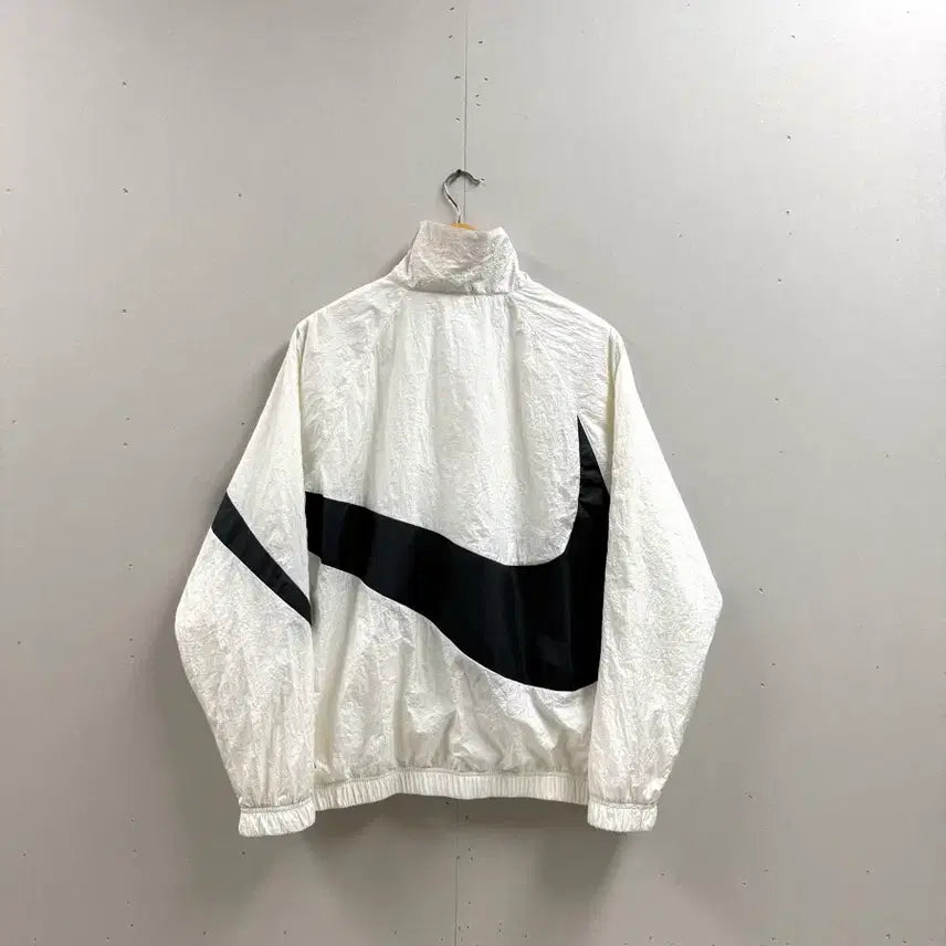 [BUNJANG] Nike Big Swoosh Woven Windbreaker Jacket (White/Black) / 남성 M~L / 나이키 빅스우시 우븐 바람막이 흰검
