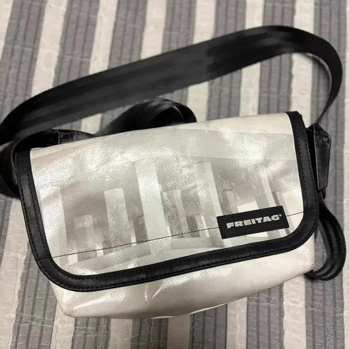 [SOLD OUT] 프라이탁 하와이 파이브 오 초레어 그래픽