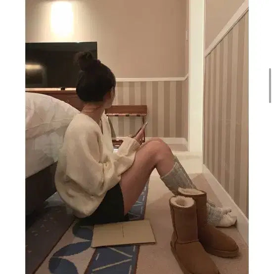 [BUNJANG] Ganeara Mewd V-Neck Knit (Yellow) / 가내스라 뮤드 브이넥 니트 (옐로우)