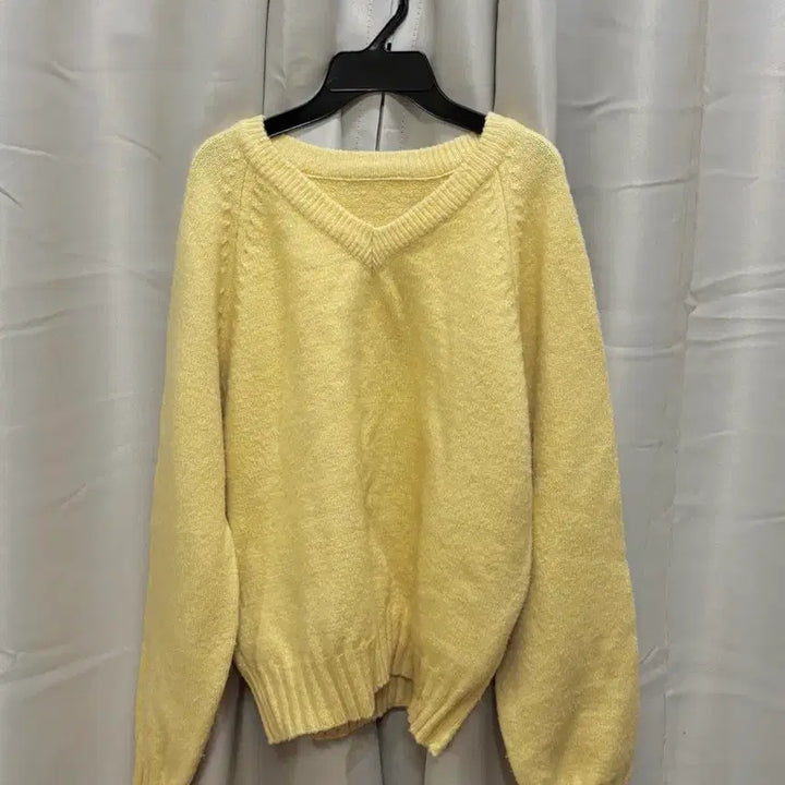 [BUNJANG] Ganeara Mewd V-Neck Knit (Yellow) / 가내스라 뮤드 브이넥 니트 (옐로우)
