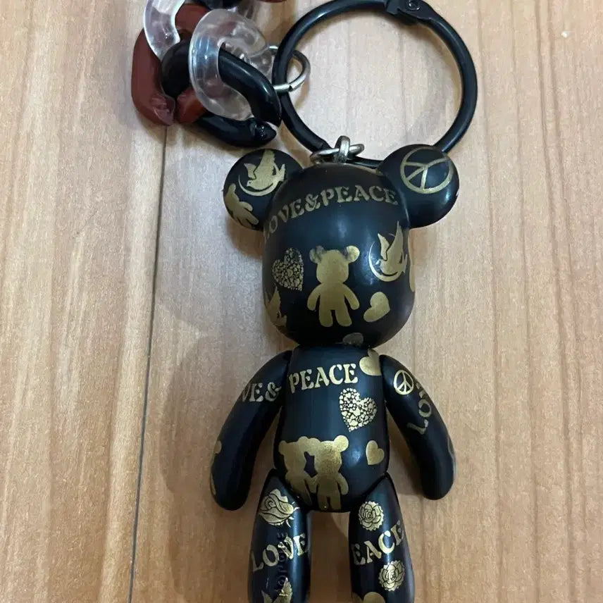 [BUNJANG] Black Bearbrick Keychain PEACE LOVE Gold Foil / 블랙 베어브릭 키링 PEACE LOVE 금박