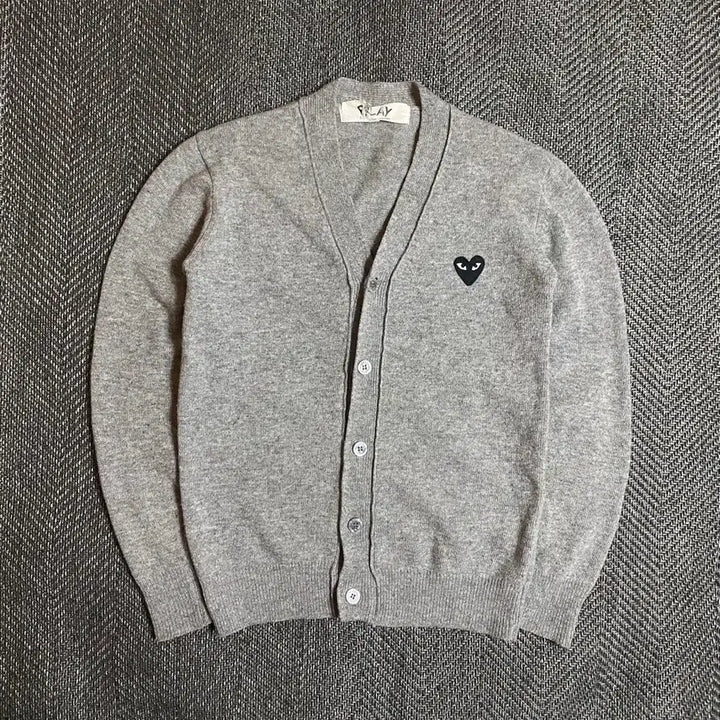 [BUNJANG] Comme des Garçons Play Black Heart Patch Cardigan / 꼼데가르송 플레이 블랙와펜 가디건 M