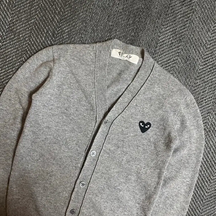 [BUNJANG] Comme des Garçons Play Black Heart Patch Cardigan / 꼼데가르송 플레이 블랙와펜 가디건 M