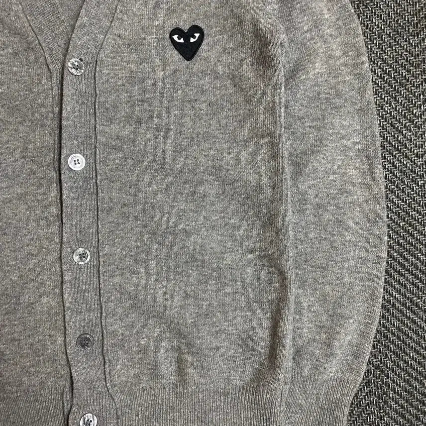 [BUNJANG] Comme des Garçons Play Black Heart Patch Cardigan / 꼼데가르송 플레이 블랙와펜 가디건 M