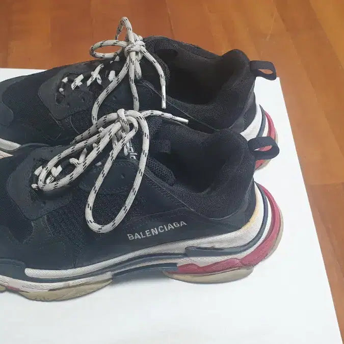 [BUNJANG] Balenciaga Triple S Bred Sneakers Size 44 / 발렌시아가 트리플s 브레드 44