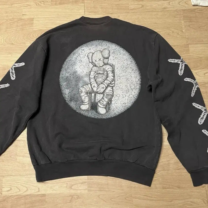 [BUNJANG] KAWS Kid Cudi Collaboration Sweatshirt / KAWS 키드 커디 카우스콜라보 맨투맨