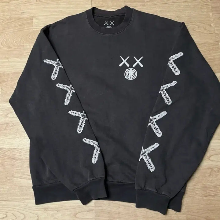 [BUNJANG] KAWS Kid Cudi Collaboration Sweatshirt / KAWS 키드 커디 카우스콜라보 맨투맨