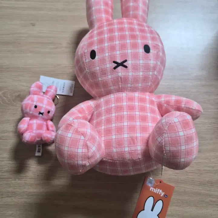 [BUNJANG] Miffy Pink Check Medium Plush Doll &amp; Keychain Set / 미피 핑크 체크 중형인형 + 키링 세트