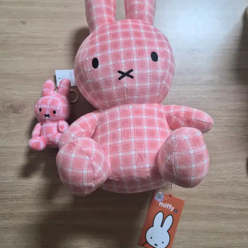 [BUNJANG] Miffy Pink Check Medium Plush Doll &amp; Keychain Set / 미피 핑크 체크 중형인형 + 키링 세트