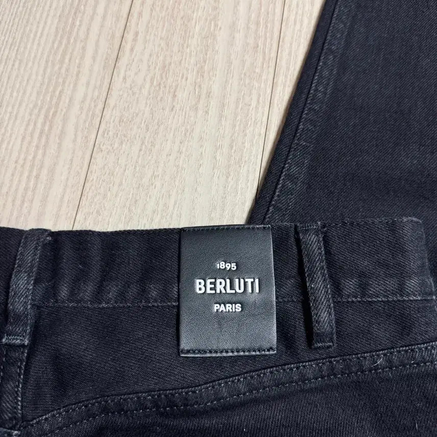 [SOLD OUT] 벨루티 로고 데님 팬츠 청바지 46