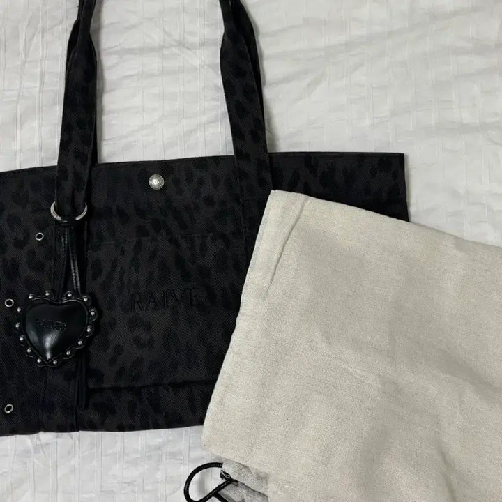 [BUNJANG] Rave Leo Shoulder Bag Bundle / 무료배송 레이브 레오 숄더백 + 키링 + 더스트백