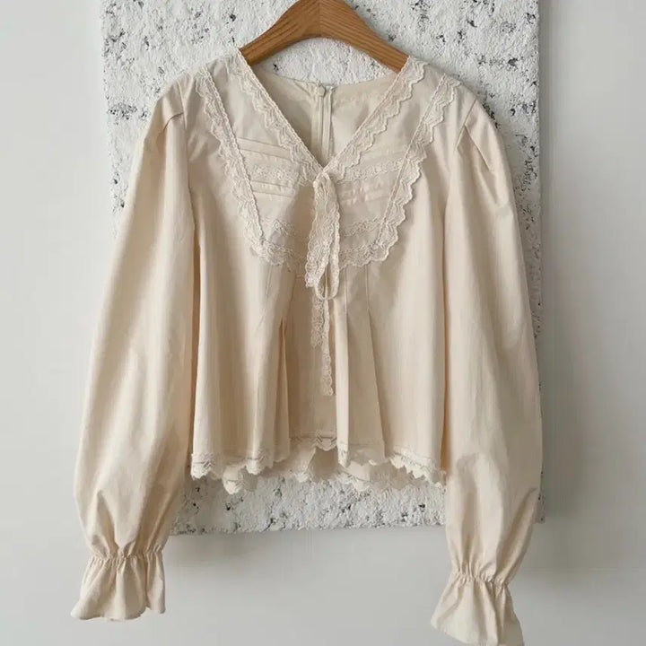 [BUNJANG] Byssiny Melio Blouse (Cream) / 바이씨니 멜리오 블라우스(크림)