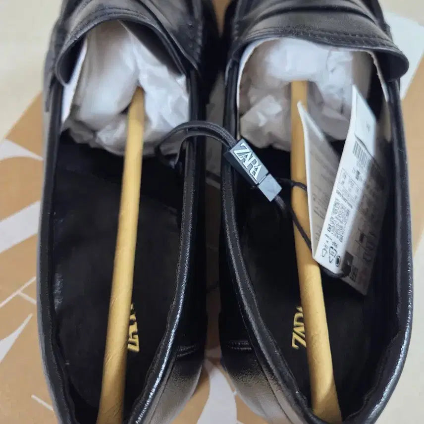 [SOLD OUT] 사이즈41) 자라 소프트 셔링 로퍼 Zara 로퍼 더로우맛 김나영 로퍼