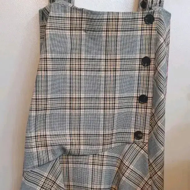 [BUNJANG] Lucky Chouette Check Flare Overall Skirt Size 38 / 럭키슈에뜨 체크 플레어 멜빵치마 38사이즈입니다. 독특한 플레어 디자인이