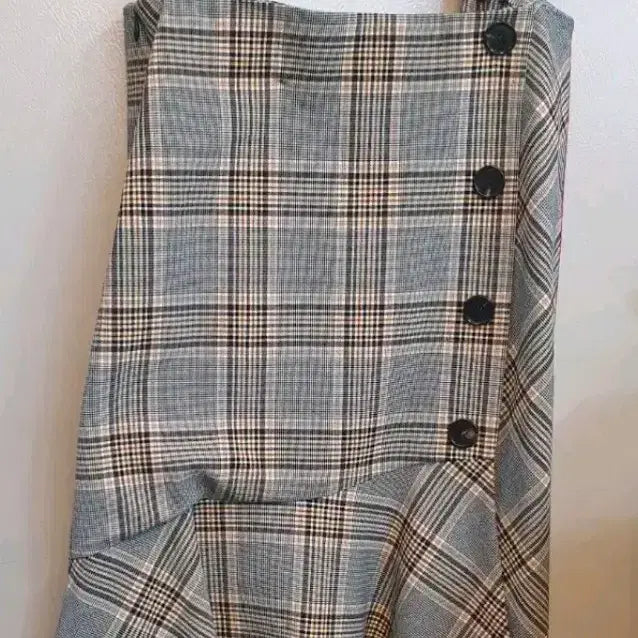 [BUNJANG] Lucky Chouette Check Flare Overall Skirt Size 38 / 럭키슈에뜨 체크 플레어 멜빵치마 38사이즈입니다. 독특한 플레어 디자인이