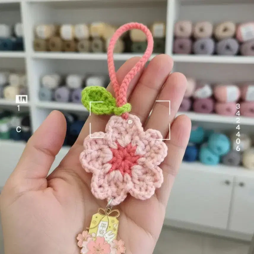 [BUNJANG] Handmade Cherry Blossom Crochet Keyring / [시즌한정] 봄을 담은 벚꽃 단면 핸드메이드 코바늘 키링 - &