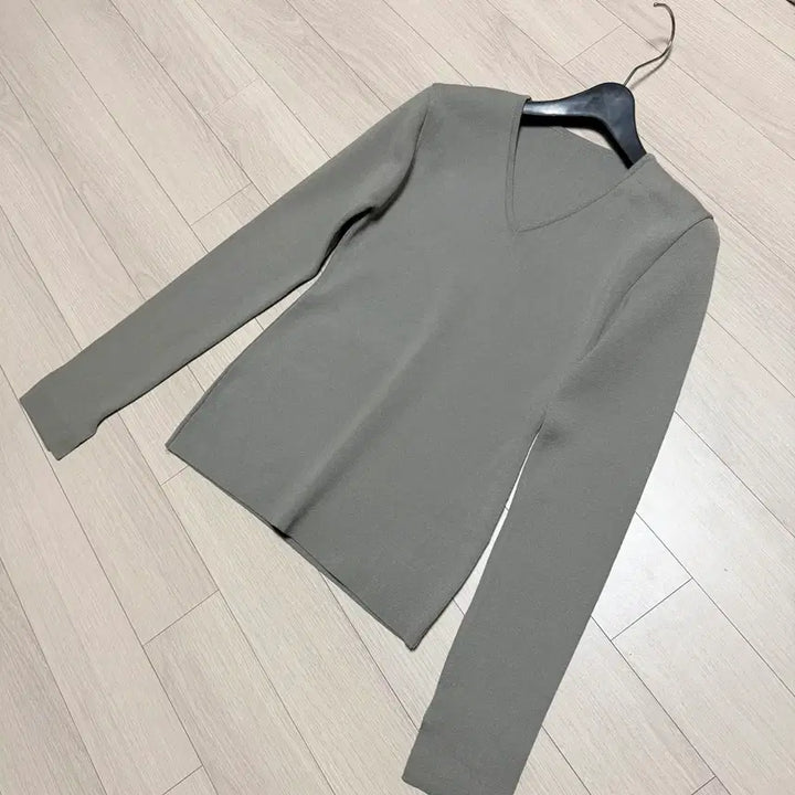 [BUNJANG] Orr High-Density V-Neck Knit Long Sleeve T-Shirt / 오르orr 고밀도 브이넥 니트 카키 쑥색 스판긴팔티셔츠봄가을이너
