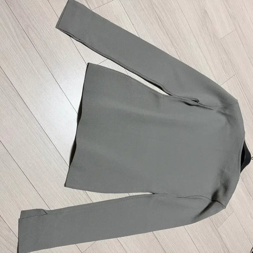 [BUNJANG] Orr High-Density V-Neck Knit Long Sleeve T-Shirt / 오르orr 고밀도 브이넥 니트 카키 쑥색 스판긴팔티셔츠봄가을이너