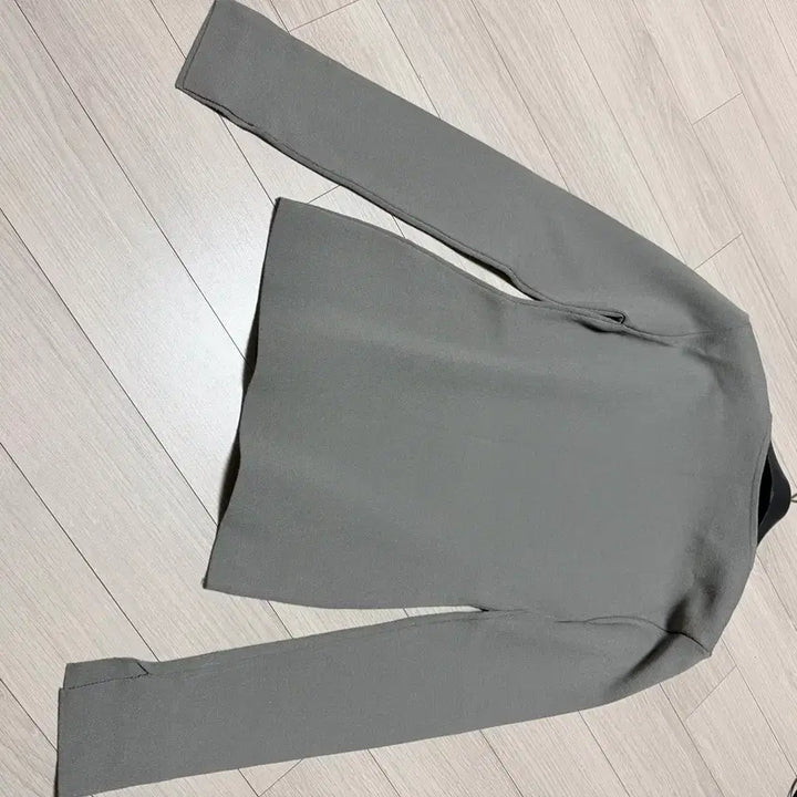[BUNJANG] Orr High-Density V-Neck Knit Long Sleeve T-Shirt / 오르orr 고밀도 브이넥 니트 카키 쑥색 스판긴팔티셔츠봄가을이너