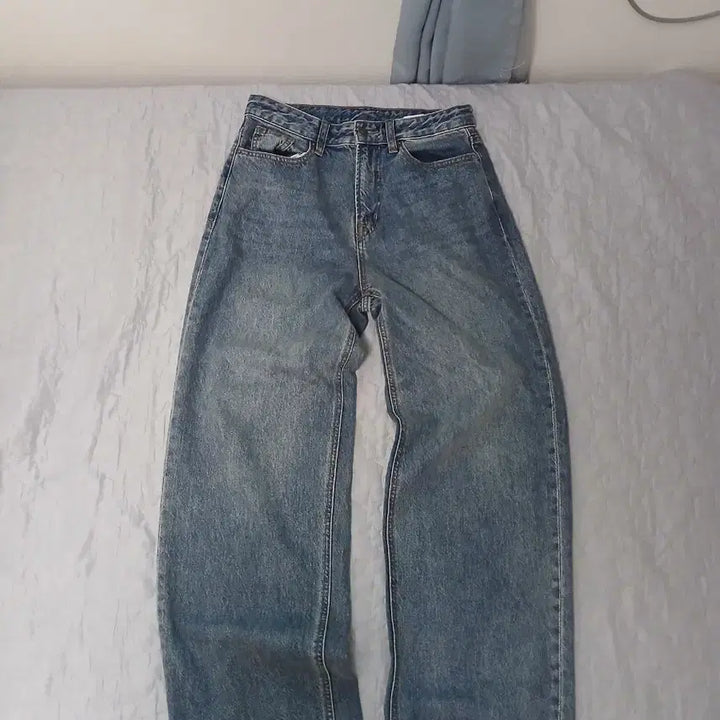 [BUNJANG] Spao Semi-Wide Light Wash Denim Pants / 스파오 세미와이드 연청 데님팬츠
