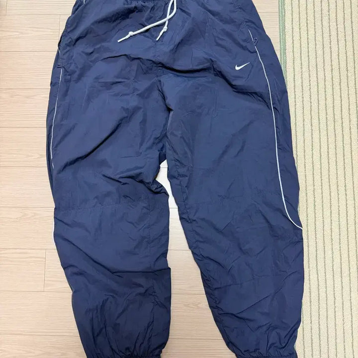 [SOLD OUT] 나이키 솔로 스우시 트랙 팬츠 썬더 블루 화이트